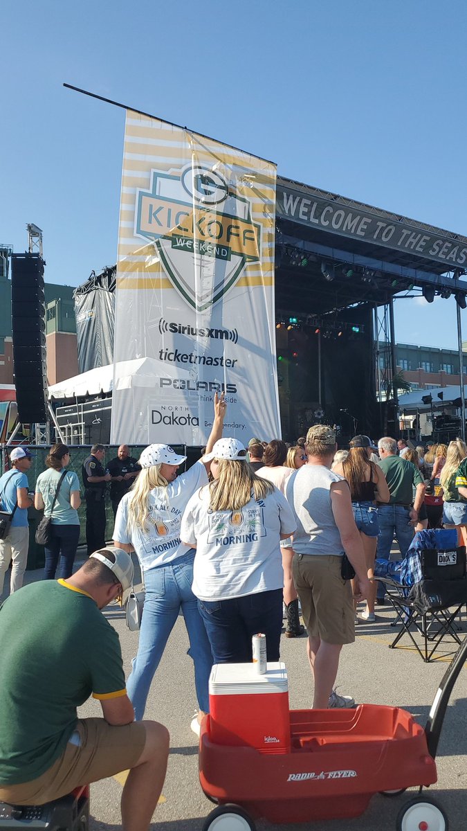 erikachitko's tweet photo. Biggest fans your stage right @jakeowen https://t.co/MRuYPkpLqm