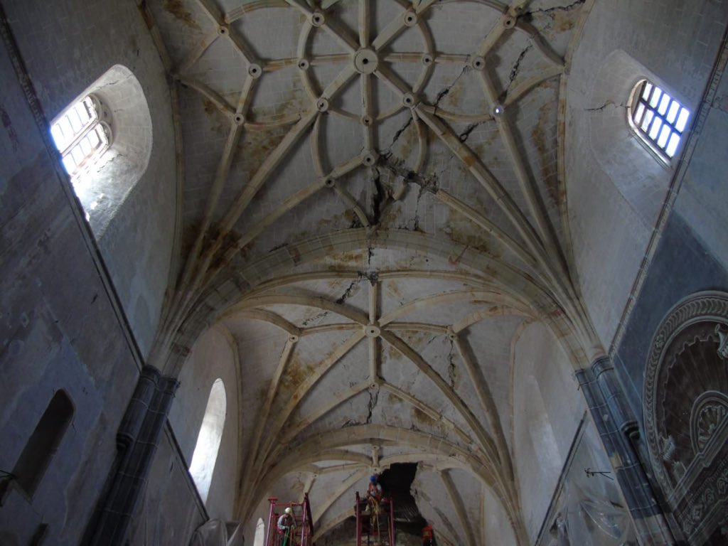 marioriestra's tweet photo. Desde hace 4 años, el exconvento de Huaquechula, del siglo XVI, permanece cerrado por los severos daños del sismo de 2017.

Desde hace año y medio, los trabajos de restauración están suspendidos.

Urge que el @INAHmx termine la recuperación de esta joya. https://t.co/hAVnFn9vwz