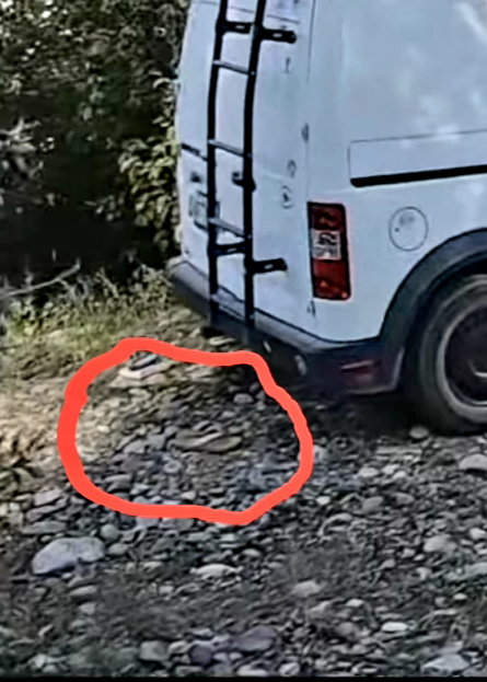 ChristoRJ's tweet photo. Gabby Petito  looking through the police traffic stop footage and the YouTube video of the van something stands out. https://t.co/yHRJH4YUQx