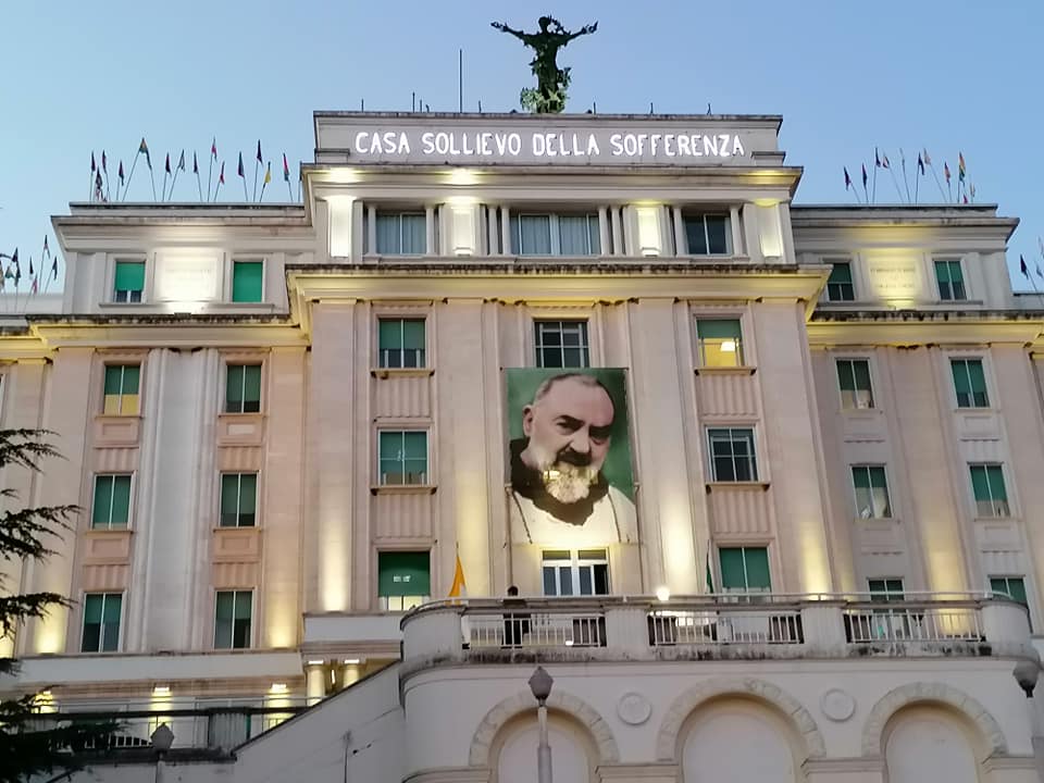marianpil's tweet photo. The sun comes down on San Giovanni Rotondo this evening, while the lights of the Casa Sollievo della Sofferenza with the flags representing the prayer groups near and far, fly high and forever shine... https://t.co/AXYOKnTaUt