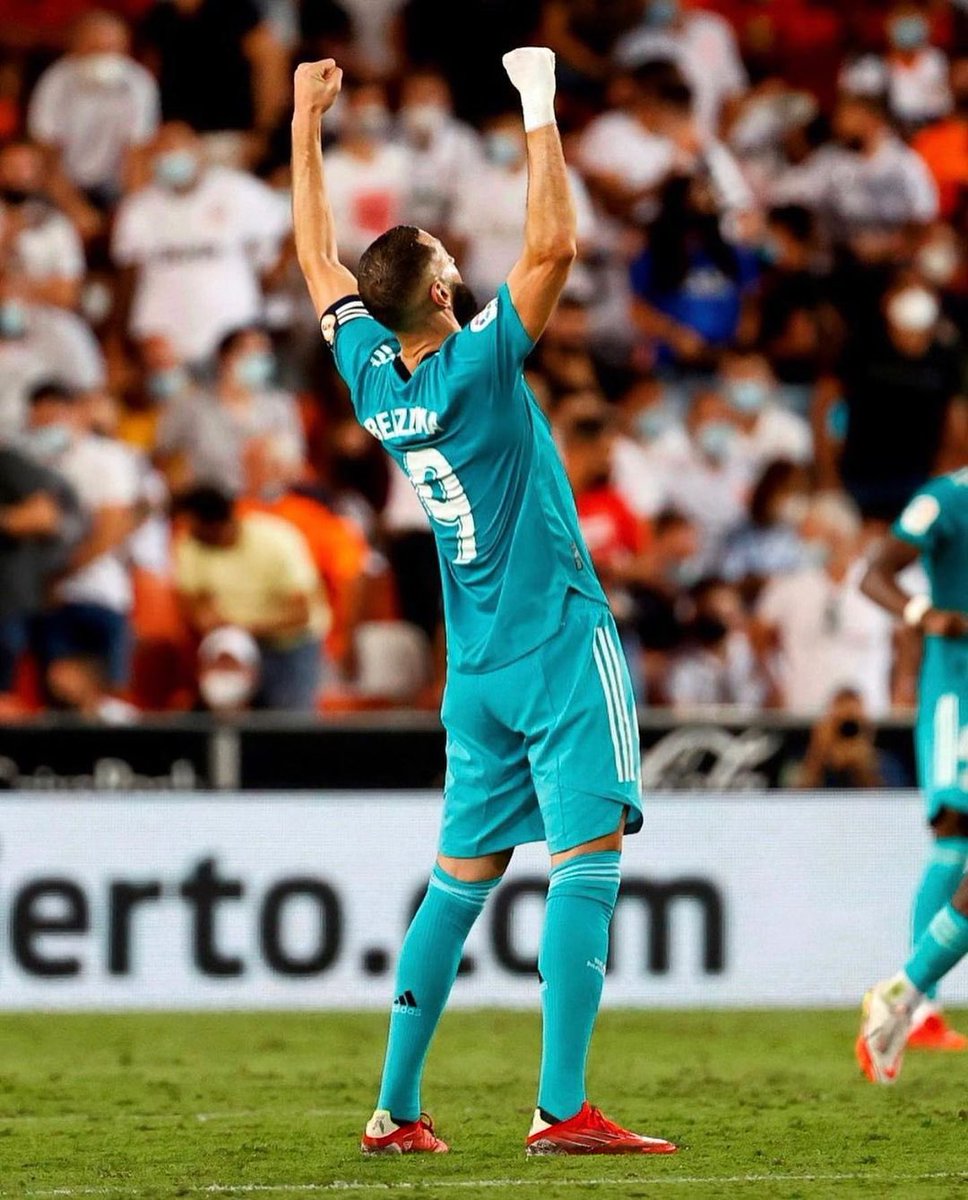 Benzema's tweet photo. ¡𝗛𝗮𝘀𝘁𝗮 𝗲𝗹 𝗳𝗶𝗻𝗮𝗹! VAMONOS ⚔️☄️ #Alhamdulilah #Nueve #HalaMadrid https://t.co/pOVsRigi2o