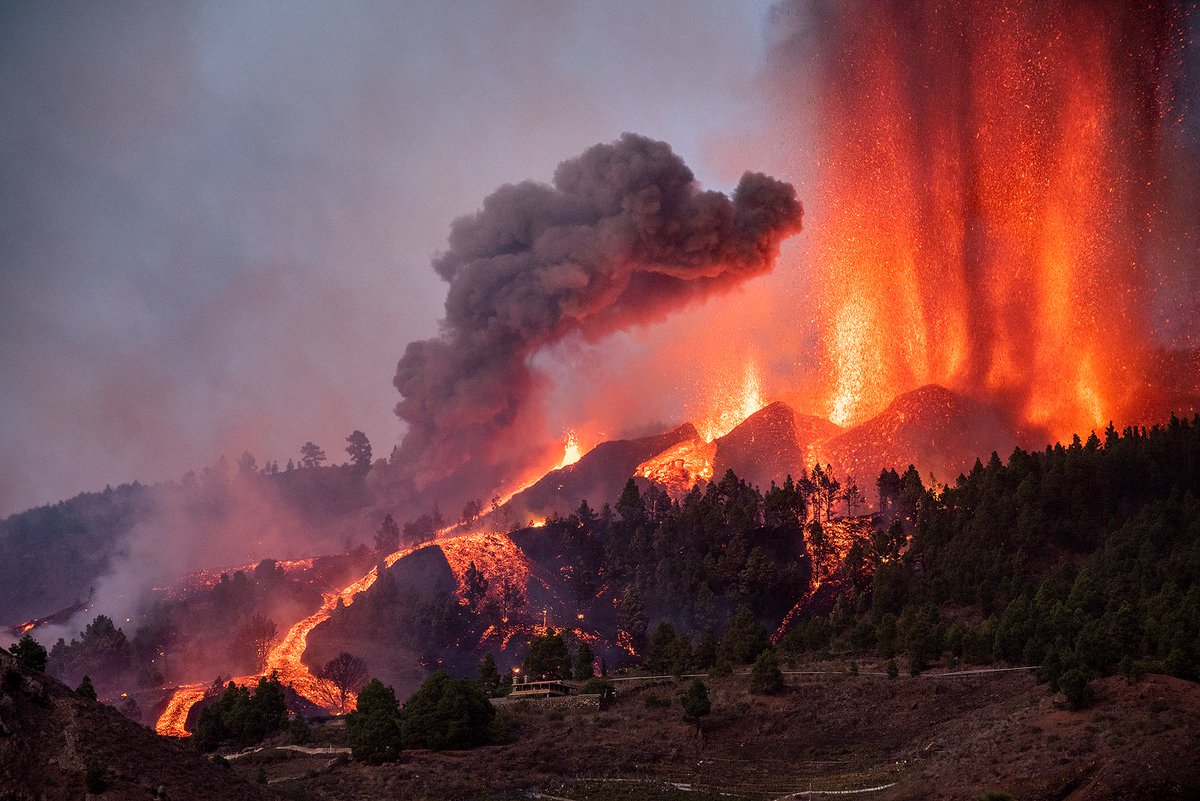 El volcán de La Palma sigue escupiendo lava mientras miles de personas son evacuadas eldiario.es/canariasahora/…