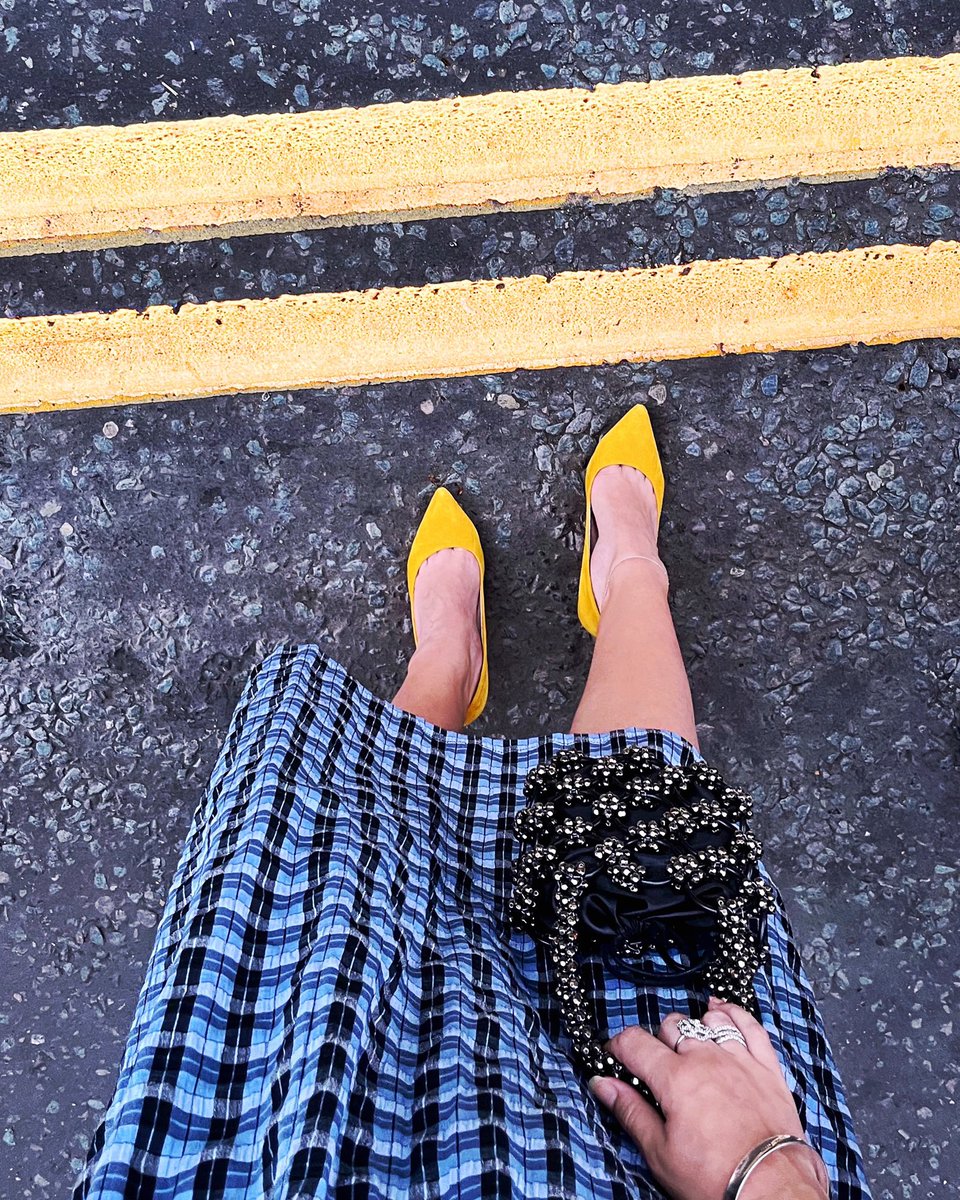 emmalouiselayla's tweet photo. Car to bar heels 💛 https://t.co/jlA6Gm7Nx5 #MocktailHour #AboutLastNight #ThirdTrimester https://t.co/FKuNoXq9pn