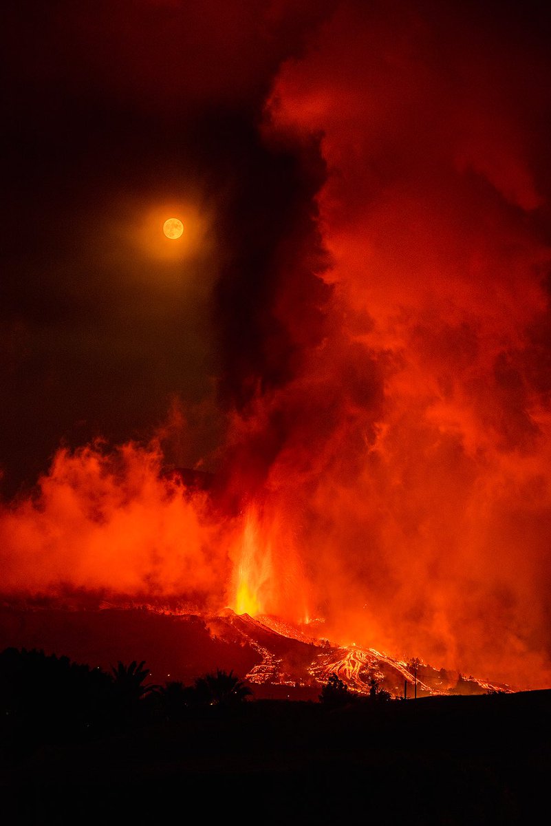 _jesusespinosa_'s tweet photo. Es espectacular y a la vez un tremendo infierno. Qué locura. Erupción en La Palma. 

(Fotos de Abián San Gil Hernández) https://t.co/cnBRkv0C66