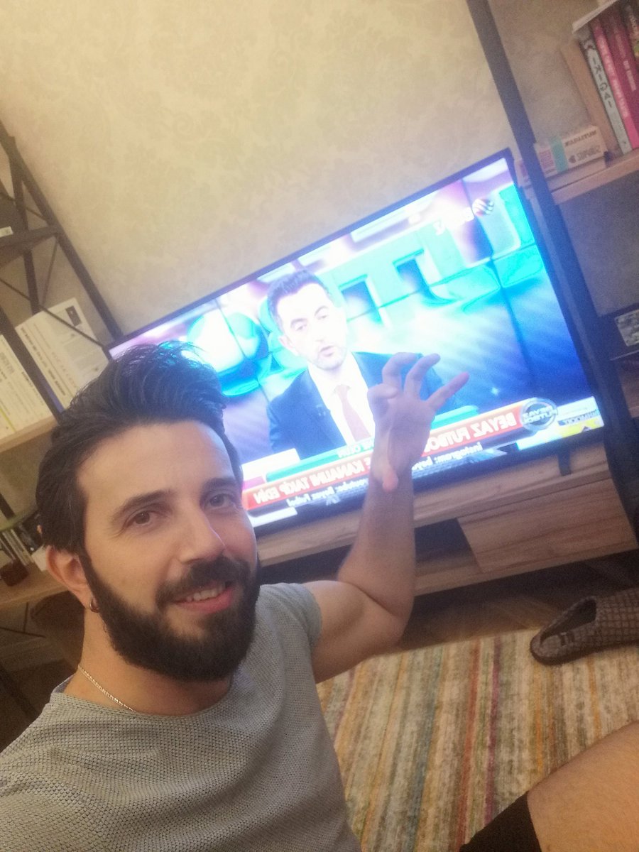 SuatALp1's tweet photo. #beyazfutbolbugece https://t.co/Et9248x6yx