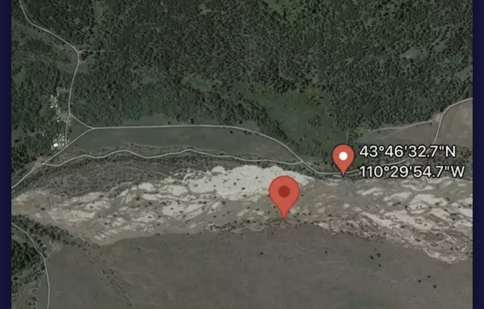 rollbluetide's tweet photo. Another YouTube vlogger video passing by led to the discovery of Gabby Petito's body.

Screenshots from the video show likely the moments after she was murdered. 
A cellphone and her flip-flop on the ground.

The 2 pins- where he body was found and where the last video was shot. https://t.co/leTW1hDdbZ