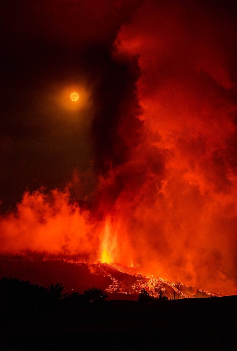 Erinhazeel's tweet photo. The Invoca has confirmed that the lava coming out of the volcano reaches a temperature of 1075 ºC. THIS IS CRAZY!!! 

#spain #volcano #lapalma https://t.co/kvvSTZDAVP