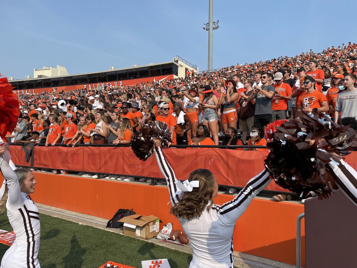VanFalcon1's tweet photo. Two weeks in a row. Our huge @BG_Football student section absolutely made a difference for us. Loud. #RealLoud #StayWithUs #Building https://t.co/TaLsi7059M