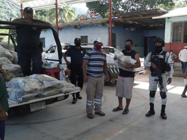 AMapastepec's tweet photo. Continuamos llevando ayuda humanitaria a las localidades que resultaron afectas por las intensas lluvias en Mapastepec, entregando 178 paquetes alimentarios a 178 familias de Santa Rita Las Flores y Altamira I. https://t.co/6McMZD4OfP