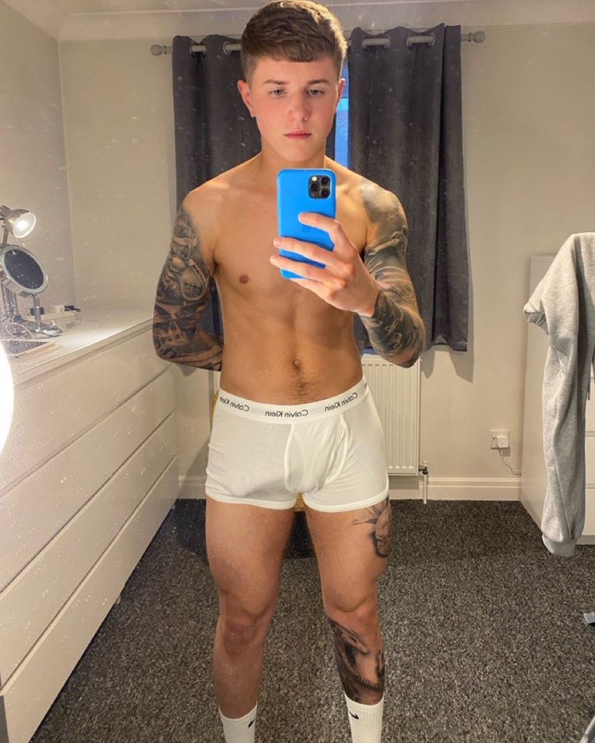 Bros_WithPhones's tweet photo. What are you staring at bro? You act like you haven’t seen me get undressed before! #hotguys #gay #lgbt #abs #jocks #fratboys #college #studs #hung https://t.co/LK8SLrVyxQ