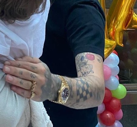 ZaynJMalikARG's tweet photo. NUEVO TATUAJE EN DONDE ESTA LA CARITA DE NOBODY IS LISTENING 🚨 https://t.co/d8VWx789sw