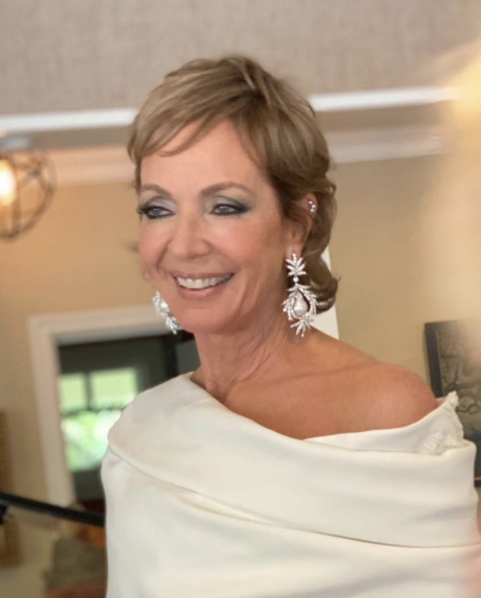JanneyUpdates's tweet photo. #Emmys behind the scenes: Allison Janney is headed to this evening’s Emmy Awards wearing a custom gown by @azziandosta with jewels by @buccellatimilan. Styled by @taraswennen; hair by @jillcrosbyhair; makeup by @angelevinmakeup. ✨ https://t.co/cNZI5G3F0W