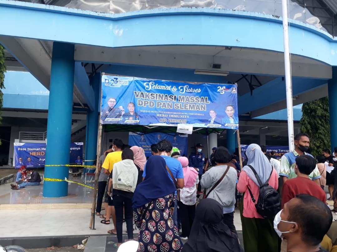 Personil Polsek Depok Timur melaksanakan pengamanan kegiatan vaksinasi massal di Stadion Maguwoharjo Depok Sleman yang diselenggarakan oleh Partai Amanat Nasional  ( PAN ) bekerja sama dengan Dinas Kesehatan Kabupaten Sleman.