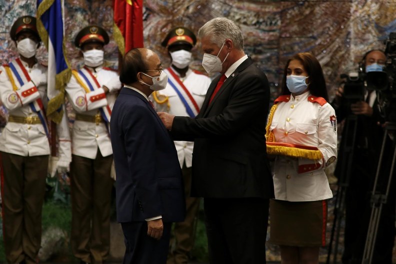 RadioRelojCuba's tweet photo. El presidente de #Cuba, @DiazCanelB, impuso hoy la Orden José Martí, la condecoración más alta que entrega la nación caribeña, al mandatario de la República Socialista de #Vietnam, Nguyen Xuan Phuc, durante un acto celebrado en el Palacio de la Revolución 📷 @ACN_Cuba https://t.co/qTA4IaSZlZ