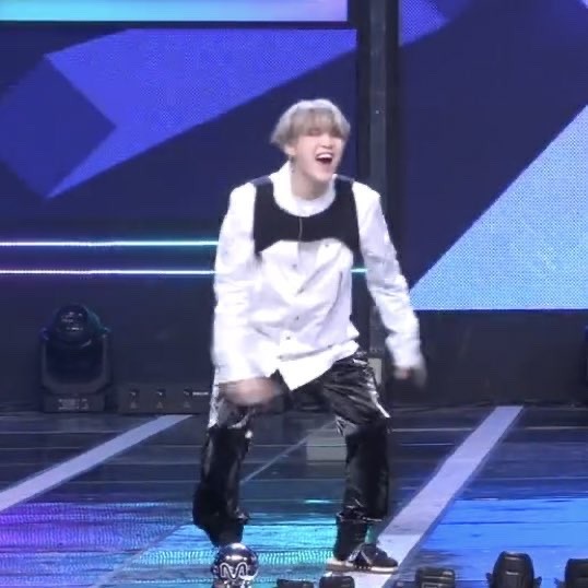 _btsot_7_'s tweet photo. Believe in Min Yoongi's tiny supremacy 🤭👄
He's too cute 😭
#SUGA #BTSARMY #BtsDiscography #BTS_twt #btsdiamond #btsdivine #Got_ARMY_Behind_Us https://t.co/bKUnOsWM2q