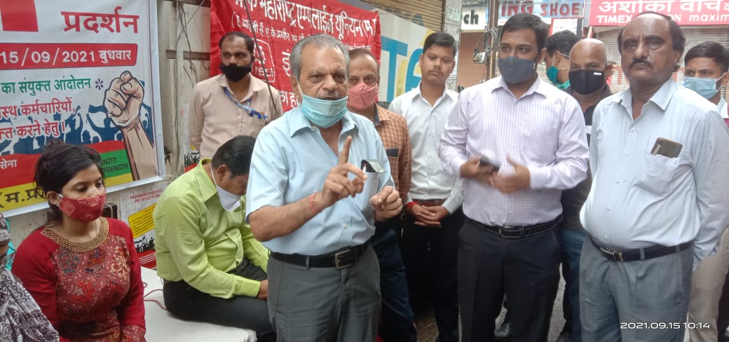 Chairman MPBEA COM. M. K. SHUKLA addressing the agitators and justified the demand of AIBOMEF for recruitment in Bank of Maharashtra.