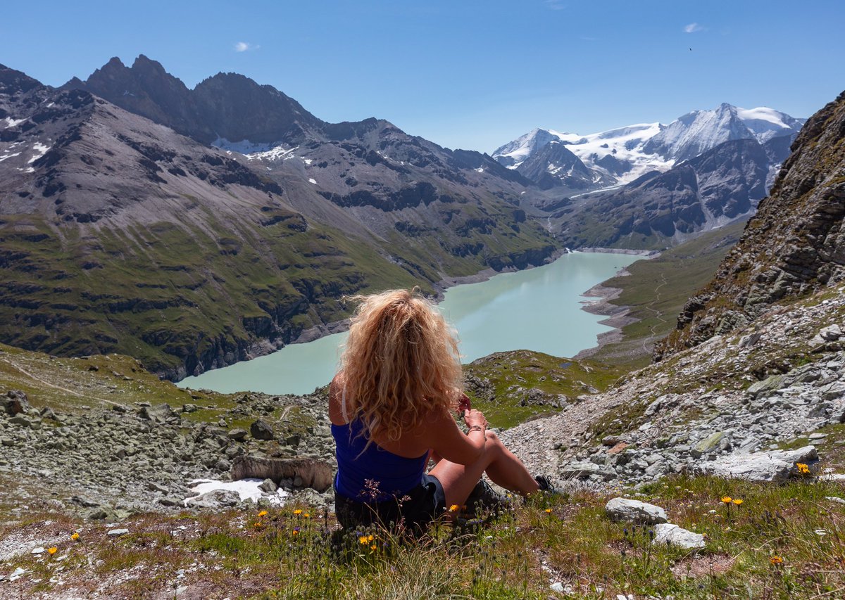 #lundifleuri au dessus du barrage de la grande Dixence dans le <a href="/valdherens/">Val dherens Tourisme</a> en #Suisse, le plus haut barrage poids au monde avec 285m de haut et 400 millions de m3 d’eau. Et une sublime explosion florale sur ses rives. Très belle semaine à vous tous et toutes 🌸💙
