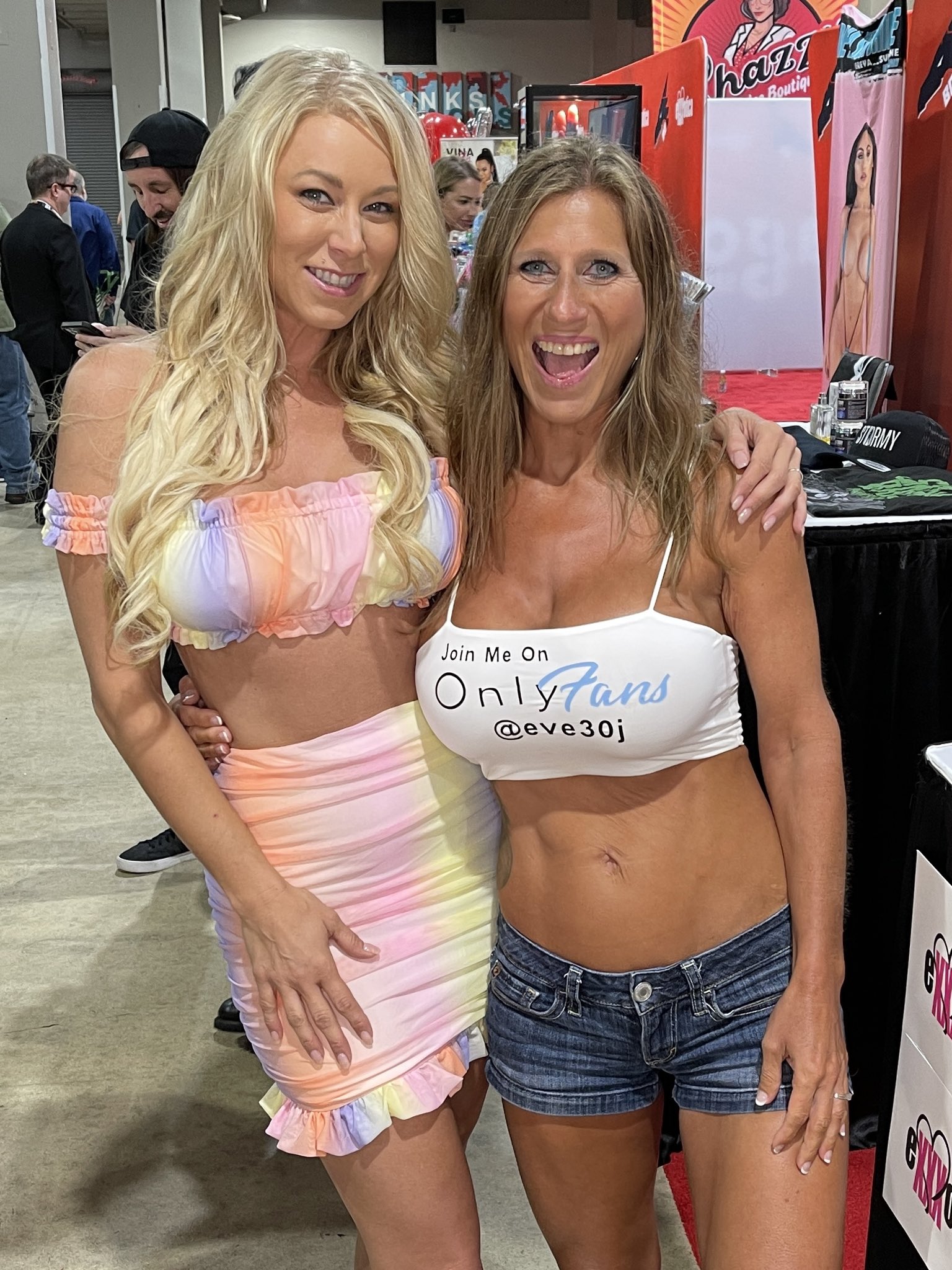 Had a great time at @EXXXOTICA and enjoyed meeting my boob sister @Reya Sun...