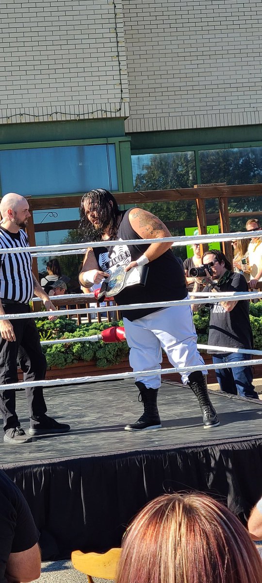 ringsidechops's tweet photo. @wadeo29 showing Brad that he is the champ of the internet. He's telling him to press the play button to serve up a whooping on his opponent. https://t.co/cSOpL9j1MQ