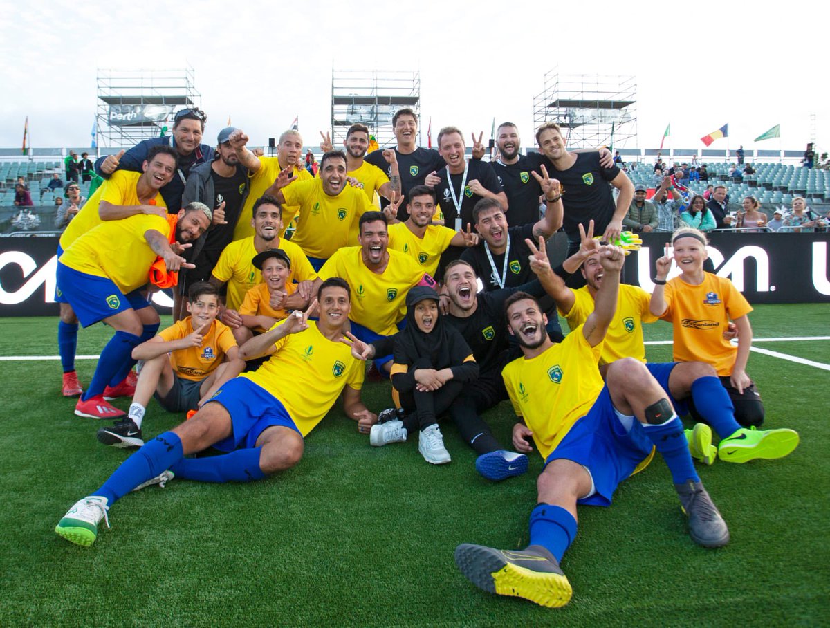 Minifootballbr's tweet photo. Somos a Seleção Brasileira de Minifootball (Futebol 6) e você nem conhecia. Estamos nos sentindo como a @BeefeaterBrasil, que é o gin mais premiado do mundo, e você também nem conhecia. Acho até que vamos tomar uma taça e botar a marca deles na nossa camisa. 👀🍹🇧🇷 https://t.co/9UijBCWxTr