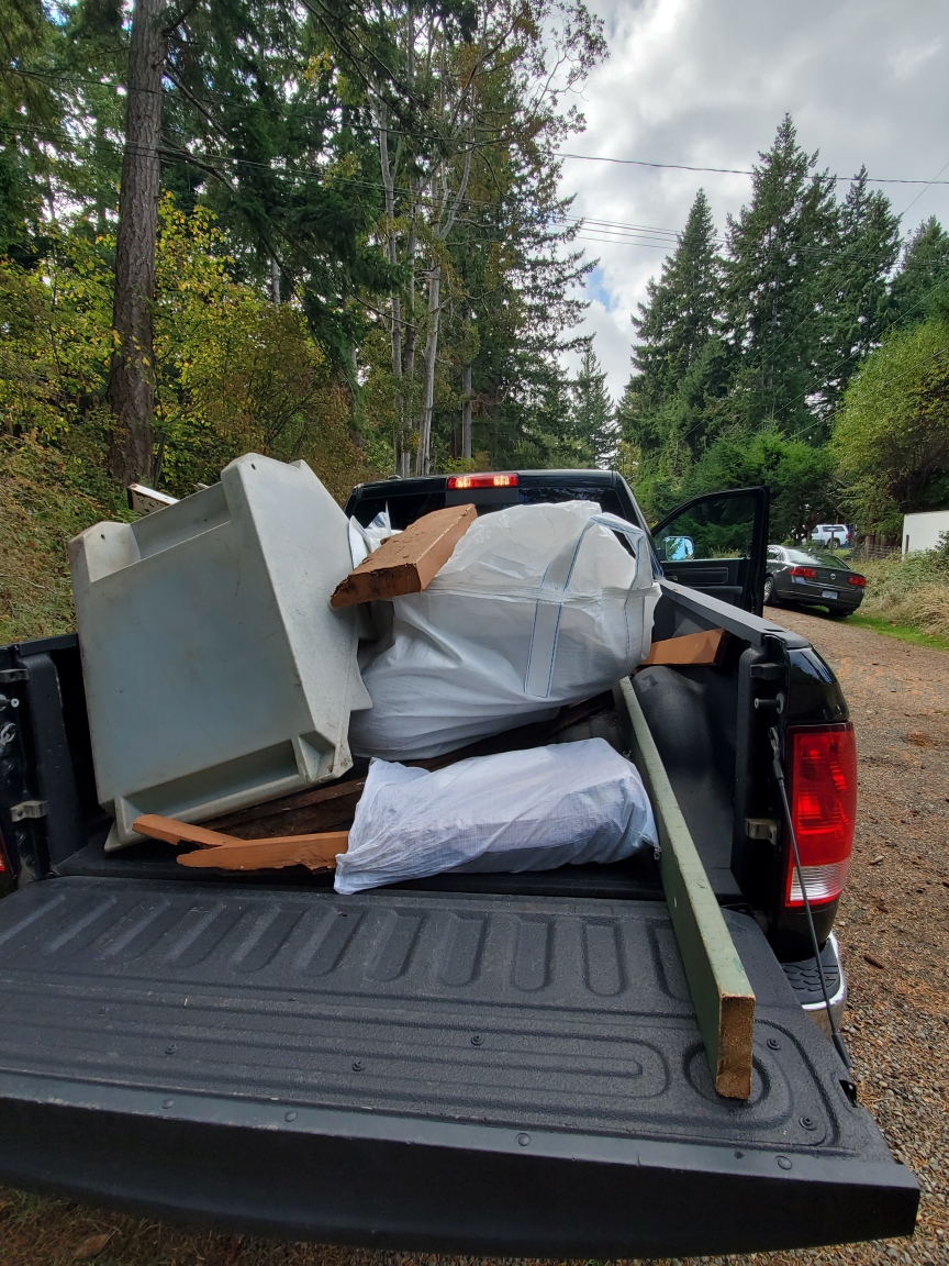 ravensongsoap's tweet image. Great start, that coincided with International Clean Up Day. 
1st day down. 90 days to 90 tonnes of garbage removed from our shores. 
👏Keen volunteer team, lead by CR Tour Operators,  @Big Animal Encounters   and @Adventure Quest Tours Canada (Inc)  #cleanshores #beachcleanup