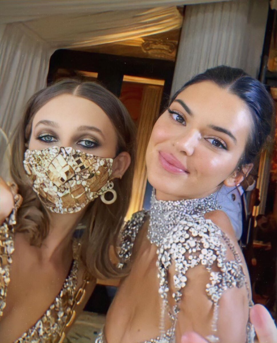 Emma Chamberlain Access on X: 📸  new photo of emma chamberlain and  kendall jenner with a fan at the met gala! (via: @/n.nina666 on instagram).   / X