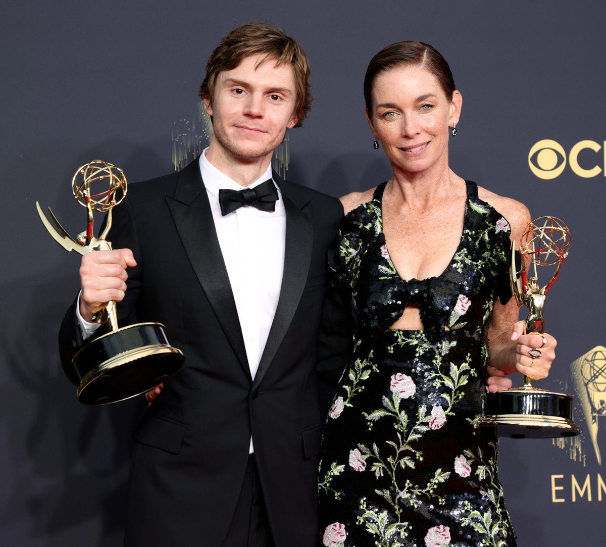 Evan Peters e Julianne Nicholson com os seus #Emmys 🤧❤️