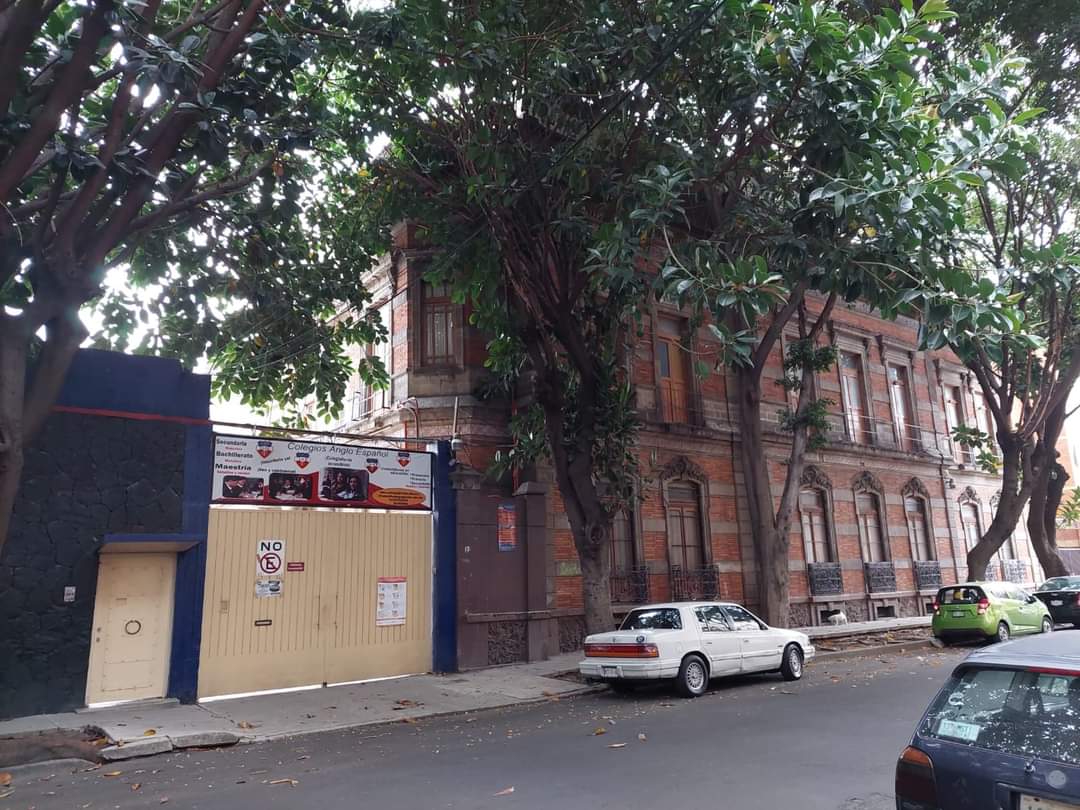LizOsorio_'s tweet photo. La comodidad y el espacio en el que vivía la clase burguesa durante el porfiriato, el antes y actualidad de la casa de Juan Antonio Azurmendi, hoy Instituto Anglo Español, en la calle Sadi Carnot, @colsanrafaeldf

Fotografías: Fototeca Nacional, colección Juan Antonio Azurmendi https://t.co/2dqU9WPz3A