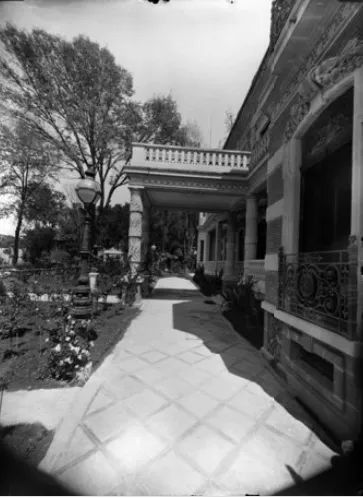 La comodidad y el espacio en el que vivía la clase burguesa durante el porfiriato, el antes y actualidad de la casa de Juan Antonio Azurmendi, hoy Instituto Anglo Español, en la calle Sadi Carnot, <a href="/colsanrafaeldf/">Colonia San Rafael</a>

Fotografías: Fototeca Nacional, colección Juan Antonio Azurmendi