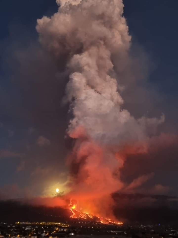 AlertaMundial19's tweet photo. !Alerta!

🔴El cielo se tiñe de rojo tras la erupción volcánica en las islas Canarias.

🔴Ríos de lava con una temperatura de más de 1000° centígrados descienden por las laderas de las montañas con dirección hacia el mar.

🔴Hasta el momento se han evacuado a 5000 personas.. https://t.co/OoCOaZX9yH