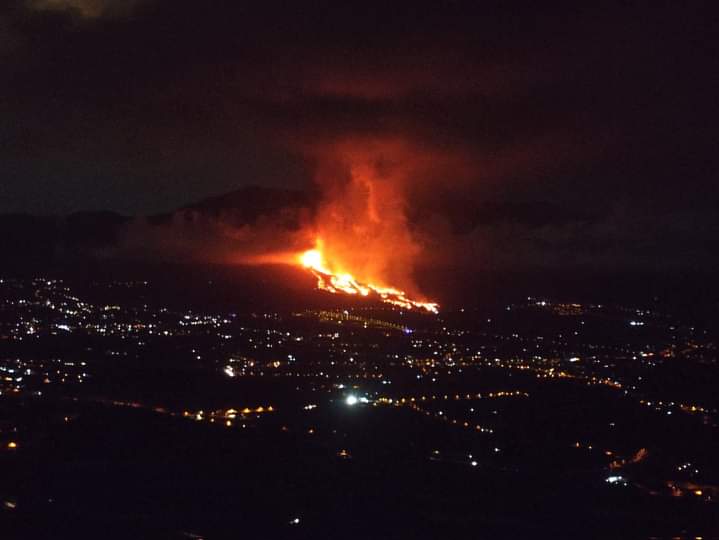 AlertaMundial19's tweet photo. !Alerta!

🔴El cielo se tiñe de rojo tras la erupción volcánica en las islas Canarias.

🔴Ríos de lava con una temperatura de más de 1000° centígrados descienden por las laderas de las montañas con dirección hacia el mar.

🔴Hasta el momento se han evacuado a 5000 personas.. https://t.co/OoCOaZX9yH