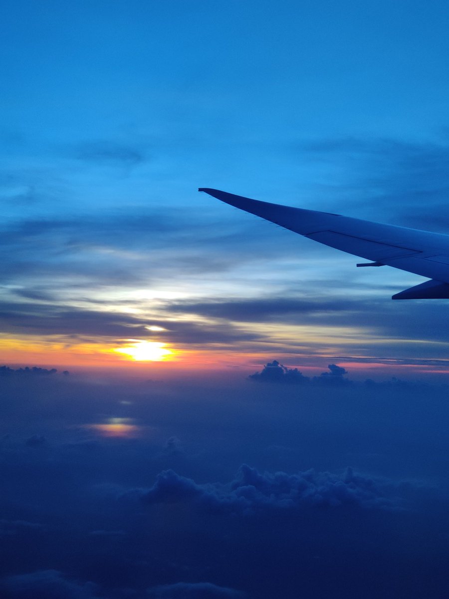 jsr_1974's tweet photo. Flying into the sunset with @airvistara from Bangalore to Delhi yesterday. Beautiful horizon &amp; comfortable flight. #sunsetphotography #Sunsets #SUNSET #WeekendFun #capture #vistara #mobilephoto https://t.co/pmztG8atSi