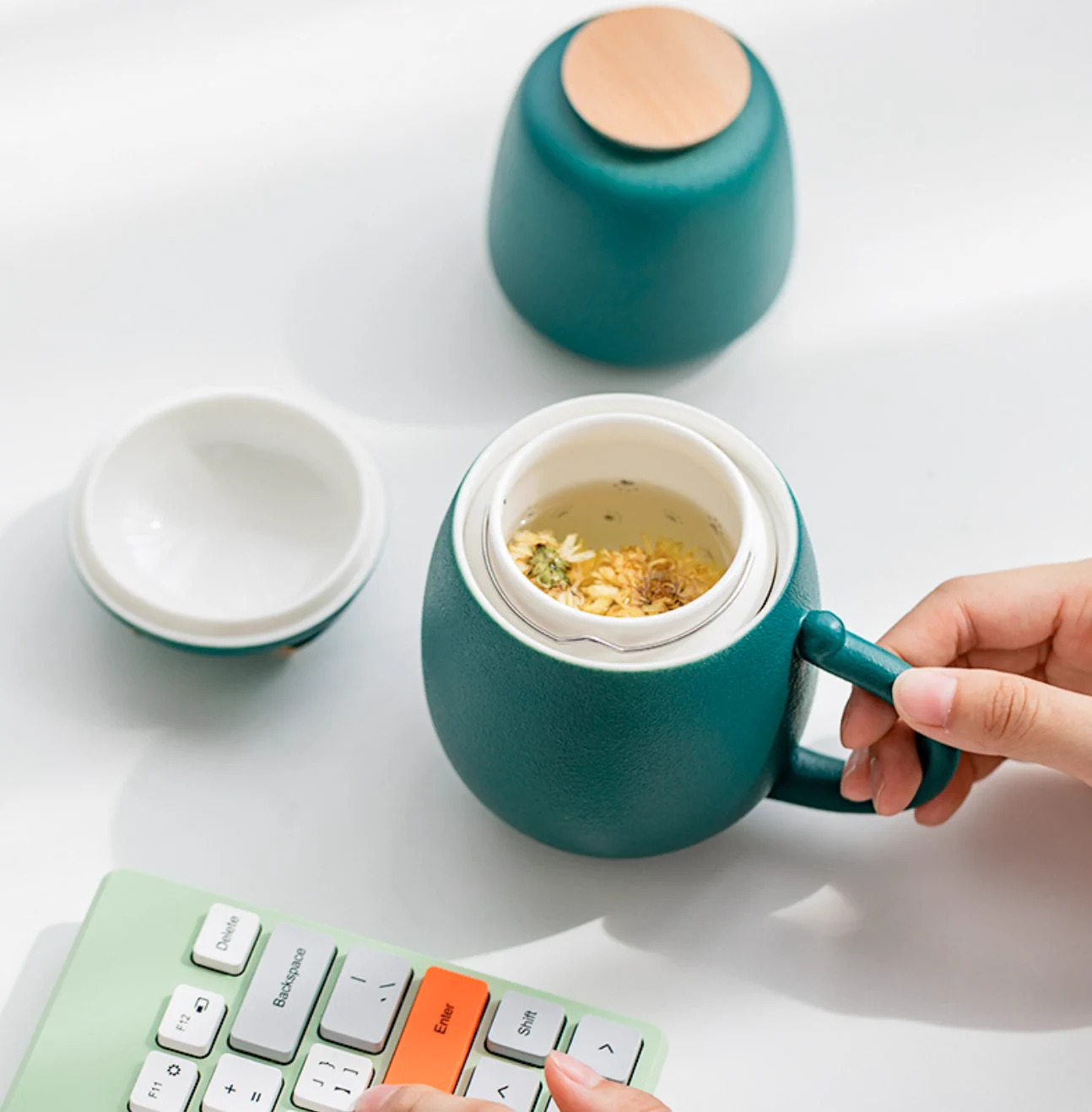 招き猫がモチーフ！しっぽや足跡がデザインされた『猫の茶器セット』が可愛い！