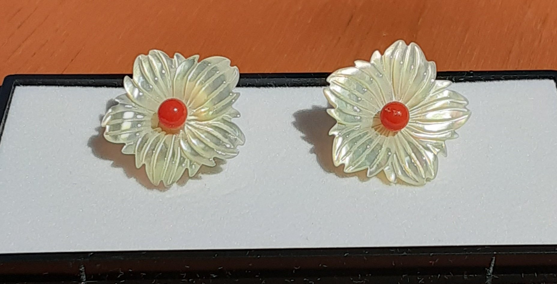 海の宝石蜂屋 能登金剛 白蝶貝ピアス イヤリング 真ん中の赤いのは稀少価値の高い血赤珊瑚 本珊瑚 です ピンク珊瑚も有ります 以前のものとは少しデザイン変えてあります 白蝶貝 巌門 海の宝石 能登 T Co Xtc7mvbvbt Twitter
