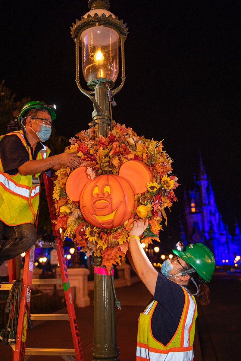 DisneyStudioRP's tweet image. La 𝗦𝗽𝗼𝗼𝗸𝘆 𝗦𝗲𝗮𝘀𝗼𝗻 invade 𝗪𝗮𝗹𝘁 𝗗𝗶𝘀𝗻𝗲𝘆 𝗪𝗼𝗿𝗹𝗱 y qué mejor manera de celebrarlo que con un par de anuncios. 𝗦𝗧𝗔𝗬 𝗧𝗨𝗡𝗘𝗗... 🎃