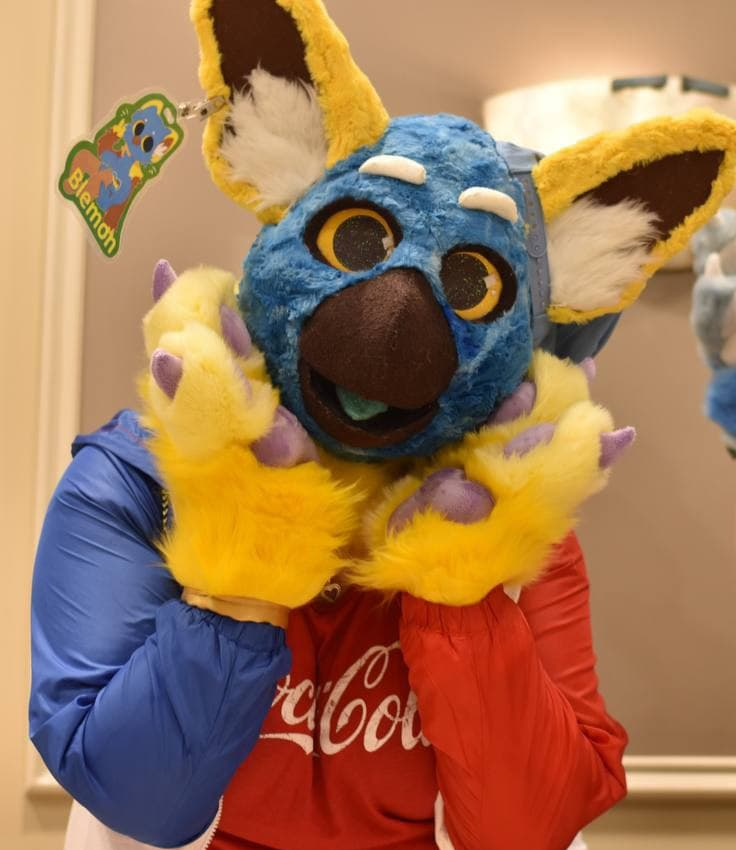 BlemonTheBirb's tweet photo. Hey guys!! you might know me already, but if you don't:
💙💛💜
HI!! i'm Blemon!! i'll be posting fun pics every now and again, so stick around if you'd like to see that!! ^^ https://t.co/cmBoBxNu2e
