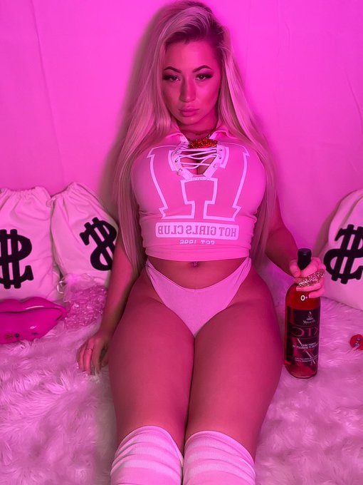 Are you drinking with me?🍷🍾 https://t.co/RK0JvGstnY<a href="/tag/booty"class="tags"><span>#booty</span></a><a href="/tag/snapchat"class="tags"><span>#snapchat</span></a><a href="/tag/instagram"class="tags"><span>#instagram</span></a><a href="/tag/facebook"class="tags"><span>#facebook</span></a><a href="/tag/happyholidays"class="tags"><span>#happyholidays</span></a>