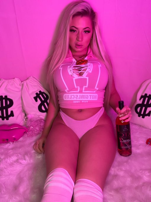 Are you drinking with me?🍷🍾 https://t.co/RK0JvGstnY<a href="/tag/booty"class="tags"><span>#booty</span></a><a href="/tag/snapchat"class="tags"><span>#snapchat</span></a><a href="/tag/instagram"class="tags"><span>#instagram</span></a><a href="/tag/facebook"class="tags"><span>#facebook</span></a><a href="/tag/happyholidays"class="tags"><span>#happyholidays</span></a>