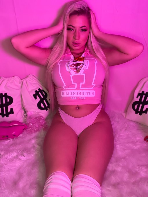 Are you drinking with me?🍷🍾 https://t.co/RK0JvGstnY<a href="/tag/booty"class="tags"><span>#booty</span></a><a href="/tag/snapchat"class="tags"><span>#snapchat</span></a><a href="/tag/instagram"class="tags"><span>#instagram</span></a><a href="/tag/facebook"class="tags"><span>#facebook</span></a><a href="/tag/happyholidays"class="tags"><span>#happyholidays</span></a>