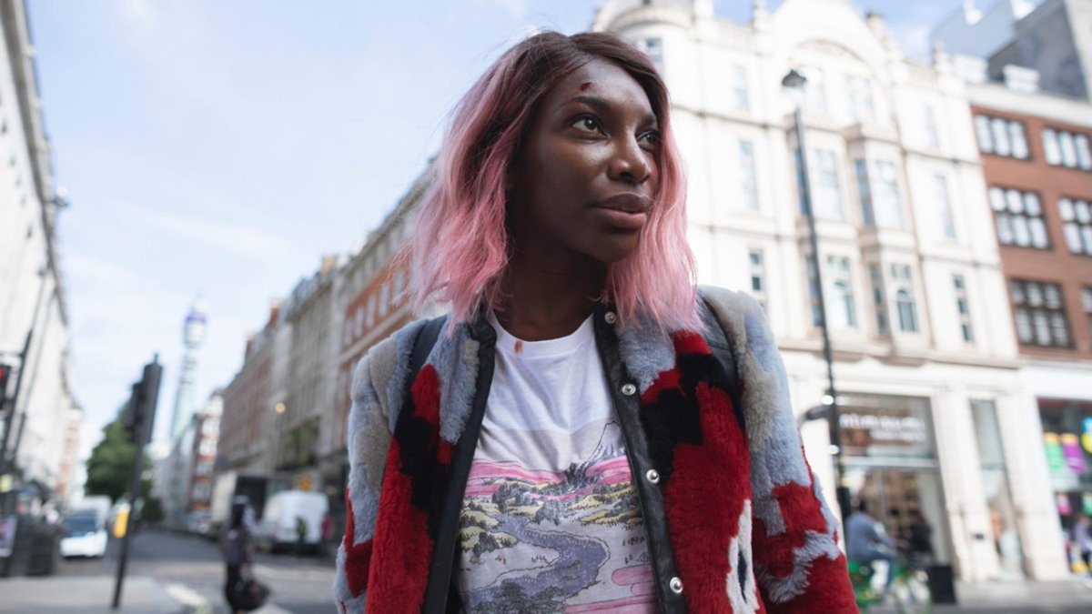 Quien's tweet photo. #Emmys2021: sin lugar a dudas el speech más poderoso y sensato de la noche, @MichaelaCoel dedica su premio a mejor guión de miniserie o serie de Antología por #IMayDestroyYou a las víctimas de abuso sexual. https://t.co/uwptxVZWE2