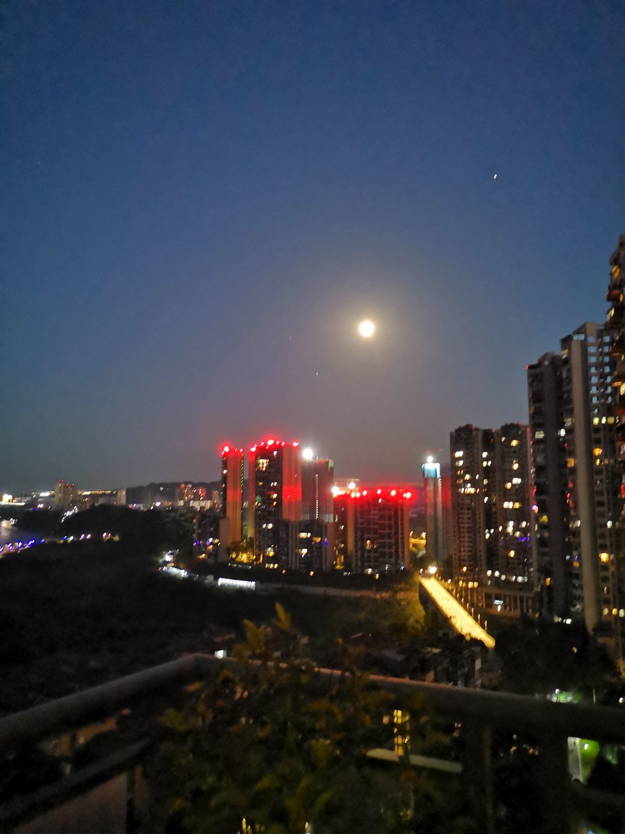 Tomorrow is The Mid-Autumn Festival in China. The moon is so big, round and bright these two days.
#chinesefestival #china #midautumn #中秋節