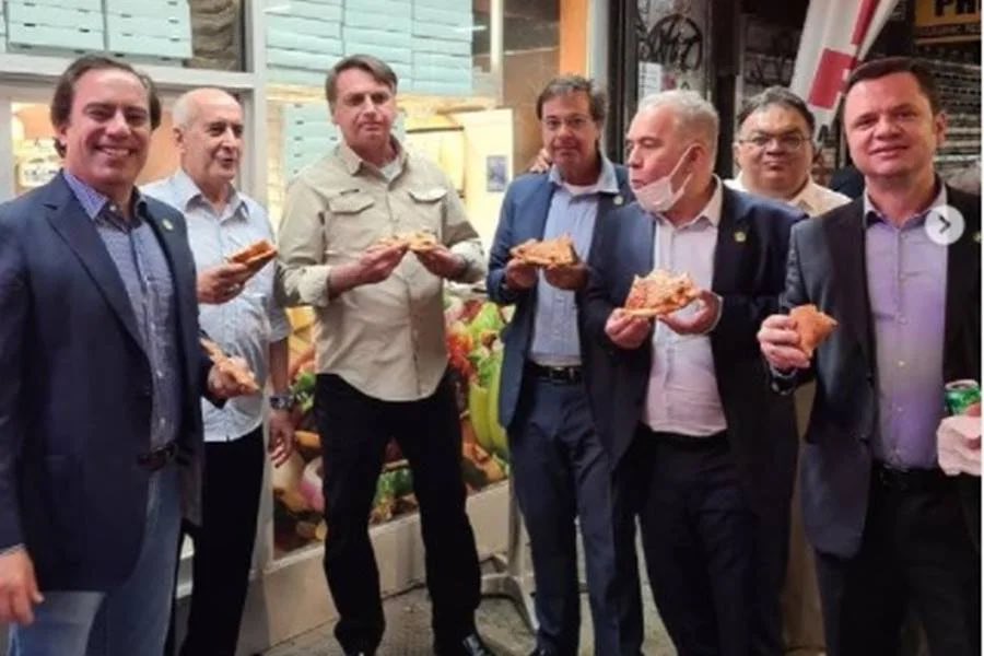 andretrig's tweet photo. Enquanto presidente e comitiva comem pizza em pé na calçada em Nova Iorque (não vacinados não podem entrar nos estabelecimentos), adolescentes brasileiros seguem perplexos c/proibição das imunizações por aqui. A espiral de mediocridade e violência deste governo segue seu curso. https://t.co/ir0jmNEbw9