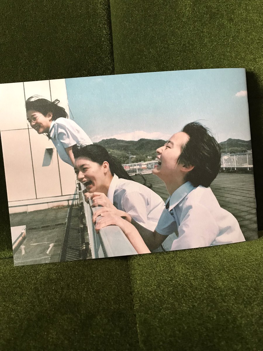 idubfishes's tweet photo. サマーフィルムにのって。宣材にあるこれらの写真から匂わす青春キラキラ群像劇でなく、登場人物がそれぞれ何か考えながら（詳しくは描写せずに）接しているのが客観的に描かれているところが多分好きなんだと。ハダシにしても最後まで本心よく分かんないまま。ラストシーンを描くためのメッセージ映画 https://t.co/Ykxj2U7Fyt
