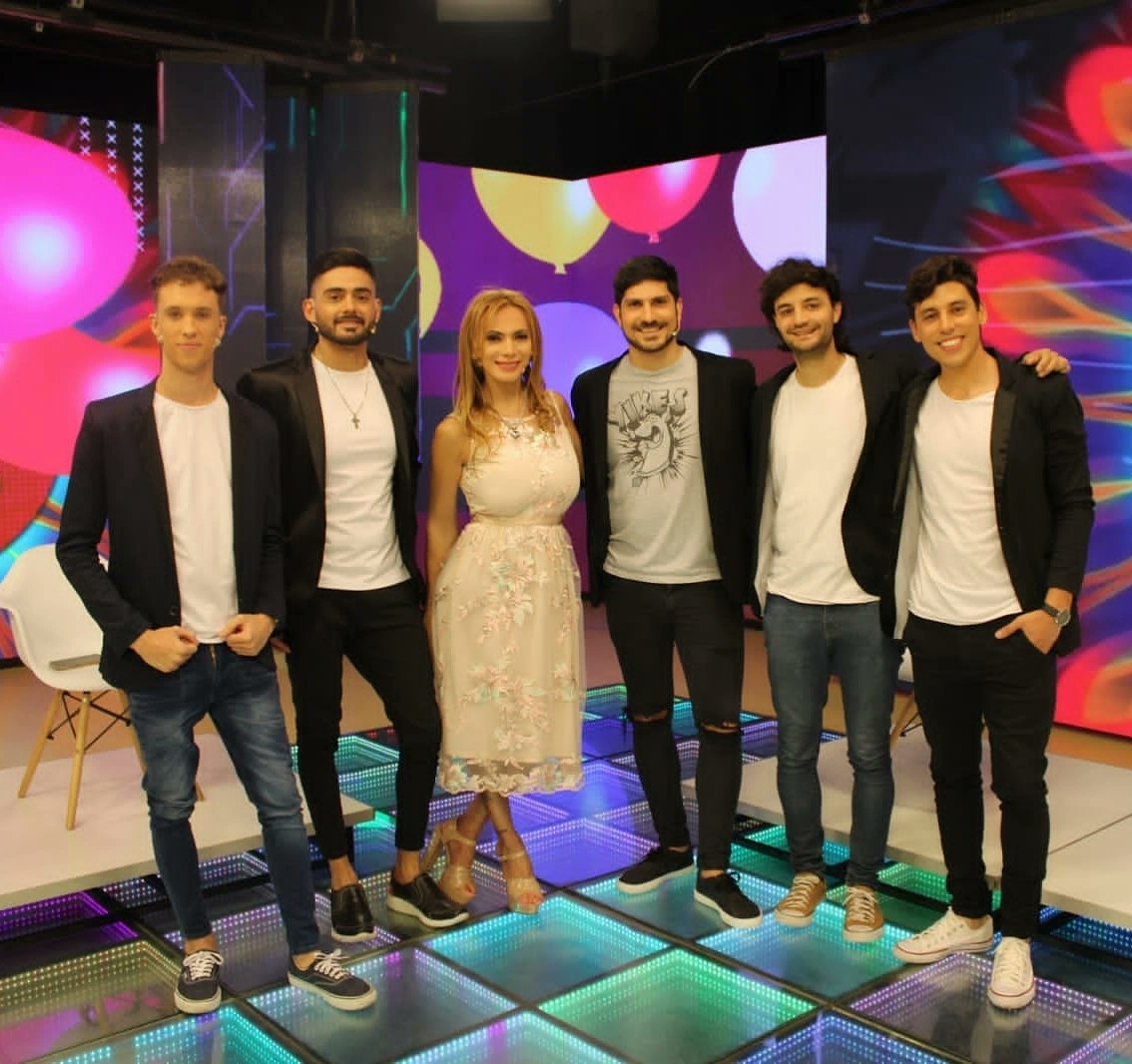 flaviapop_'s tweet photo. Muchas Gracias por los mensajes hermosos que recibimos por el Primer Año de #FlaviaTeVe💕
Seguimos creciendo en la pantalla de @canal10cba y desde los Estudios de #IdeasHD ! https://t.co/vs60POdLDk