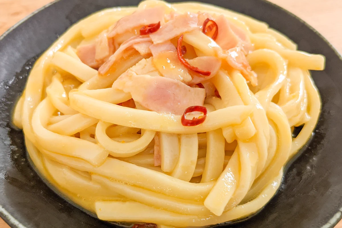 ささっとお手軽に食事を作りたいときにもぴったりそう！ペペロンチーノ風うどんレシピ！