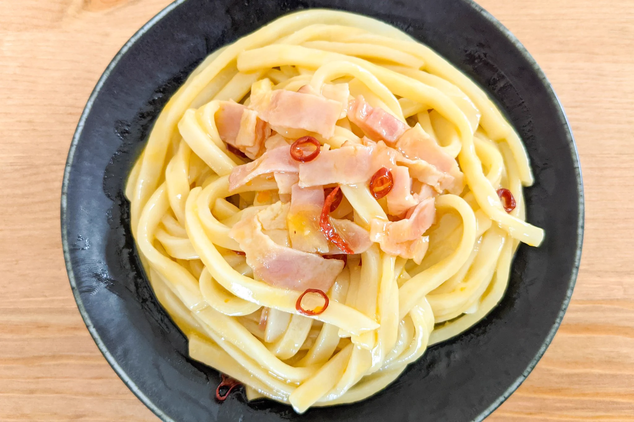 ささっとお手軽に食事を作りたいときにもぴったりそう！ペペロンチーノ風うどんレシピ！