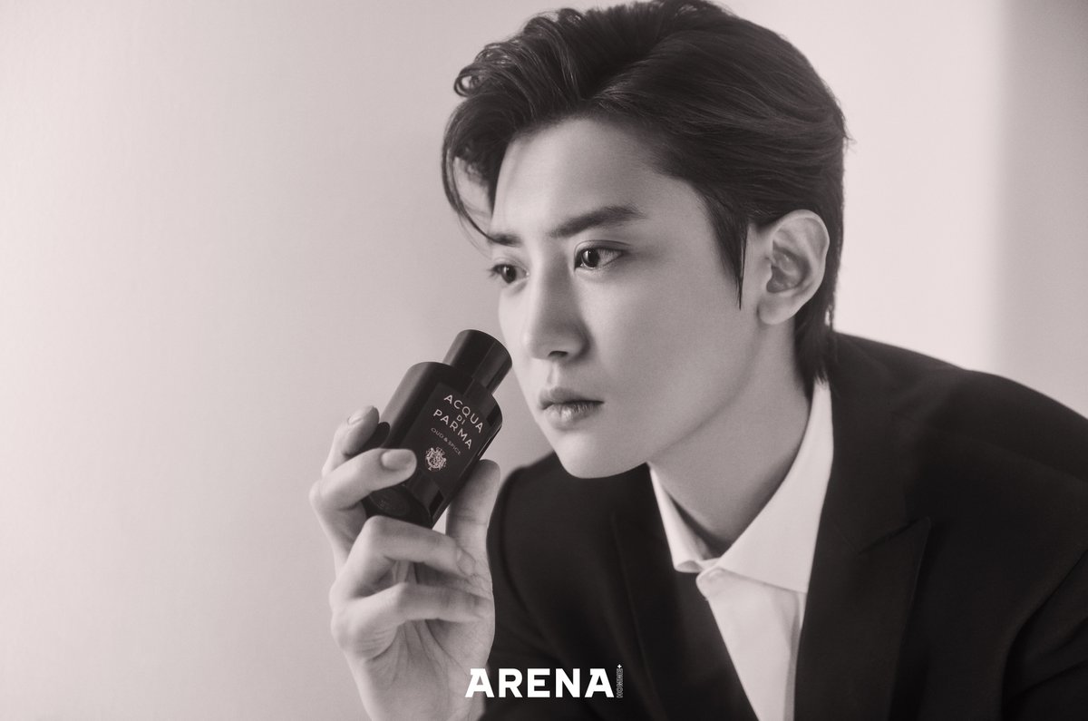 #제작지원 #찬열 의 가을. 블랙 수트를 입고 걸어 들어오는 그의 모습이 생생하네요. 그 날에는 #아쿠아디파르마 의 선명한 향으로 가득 채워졌고, 찬열을 감싼 이번 시즌 향들과 대체 불가한 분위기가 만들어졌죠. 그의 빛나는 순간을 <아레나> 10월호에서 만나보세요! #chanyeol #exo #acquadiparma