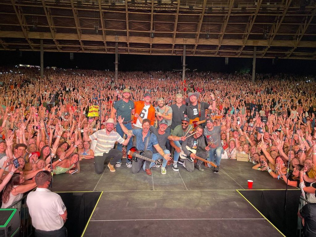 About 3 weeks ago we had to evacuate everyone from this amphitheater cause of bad lighting and rain. Tonight, Cole Riley and Conner came out to join me on our make up show. Our voices were toast from the rest of this weekend but OHIO showed up and showed out. Love y’all so much