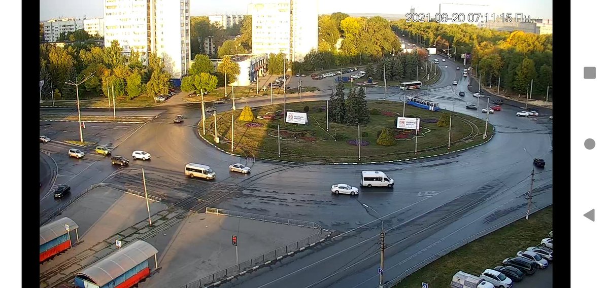 На улице температура ноль, но ебалаи (а по другому я их назвать не могу) поливают улицы водой
