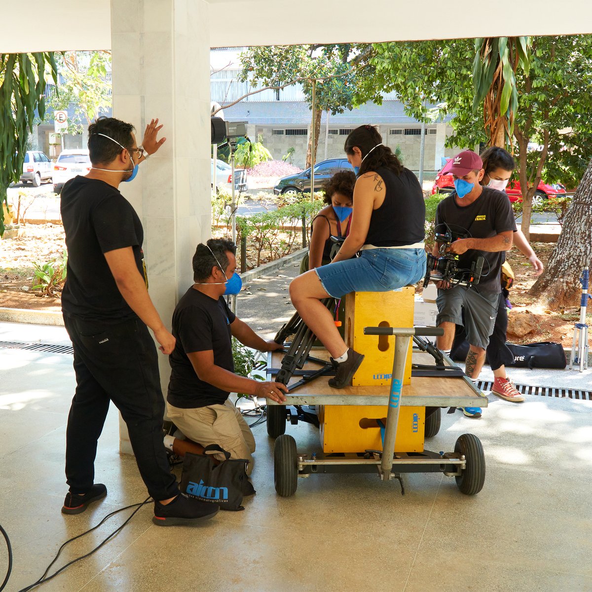 anticenacurta's tweet photo. Equipe técnica em ação no primeiro dia de filmagens do curta-metragem Anticena em Brasília. Foto: Daniel Oliveira #anticena #curta #curtametragem #cinema #cinemanacional #cinemabrasileiro #cinemanegro #audiovisual #brasília #facdf https://t.co/REOzl5YJCR